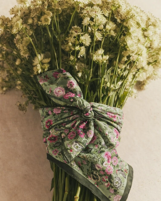 The Art of Gifting: How to Wrap a Bouquet in Silk